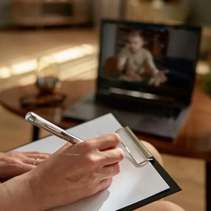 Ilustração de uma sessão on-line: anotações ao lado de um notebook com a videochamada aberta